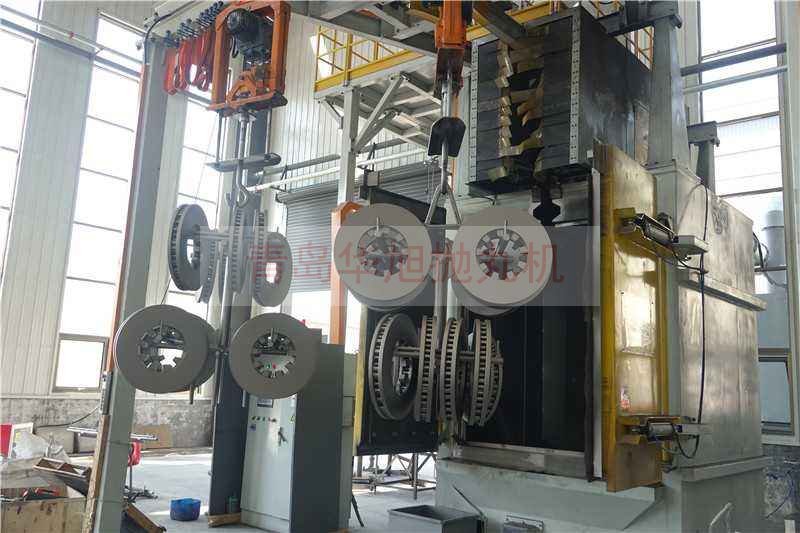 吊鉤式拋丸機(jī)清理汽車剎車盤(pán)