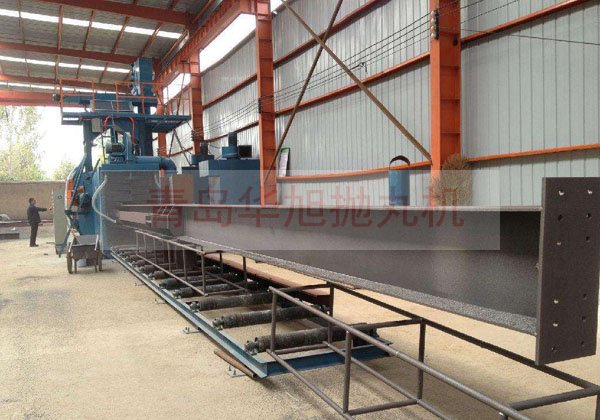 拋丸清理機清理H型鋼結(jié)構(gòu)